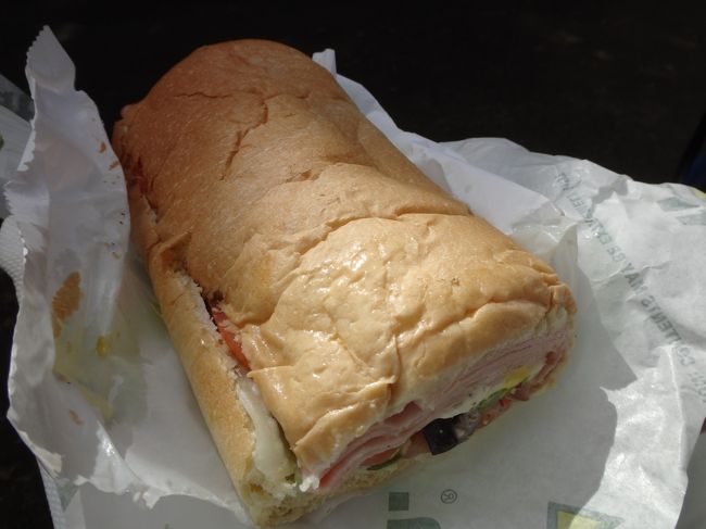 お昼はサブウェイでした。ラウンド前に配られます。食べながらのラウンド。