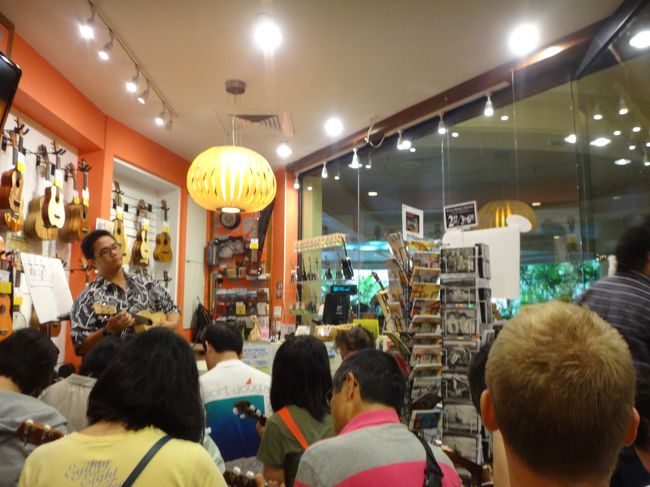 ゴルフも終わり、ホテルへ。<br />16時からのウクレレレッスンに参加。<br />ハワイ満喫してるなー。<br /><br />しかし全くセンスなし。指が動かない。