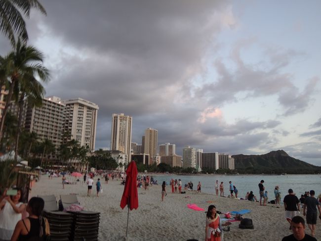 夕暮れのワイキキビーチを散歩。<br />あと何回来れるかな、、としんみり。