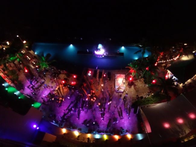 ホテル1階プールサイドとレストランではカウントダウンパーティーが始まります。