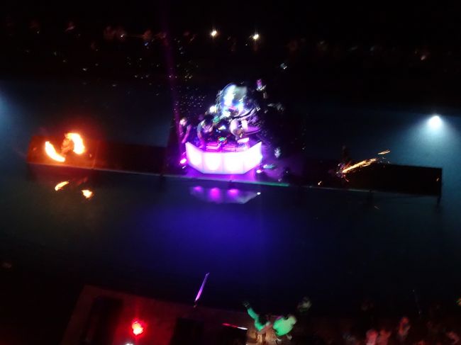 カウントダウン。15階の部屋まで大音響が聞こえ賑やか。<br />眠れなくなるのは一昨年泊まって知っていたので今年は耳栓持参。だいたい深夜1時まで続きます。