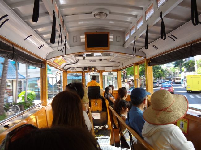 今日はアラモアナショッピングセンターでほぼ1日過ごす予定。にしてたのにシェラトンの無料写真撮影サービスにつられて15時半に予約を入れてしまった。それまでに戻らないと。。<br />トロリーのピンクライン。JCBカードで無料。