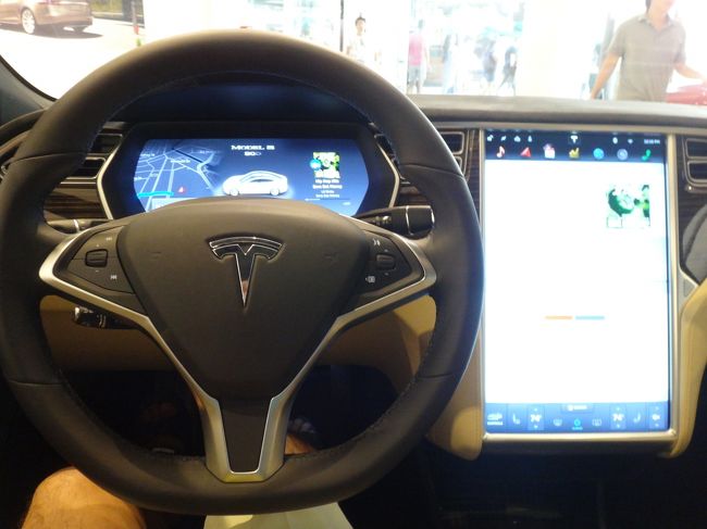 かなり先進的なインパネ。いいね。