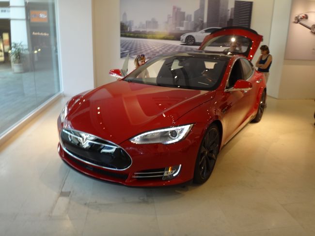 100パーセント電気自動車、テスラのショールームができていました。