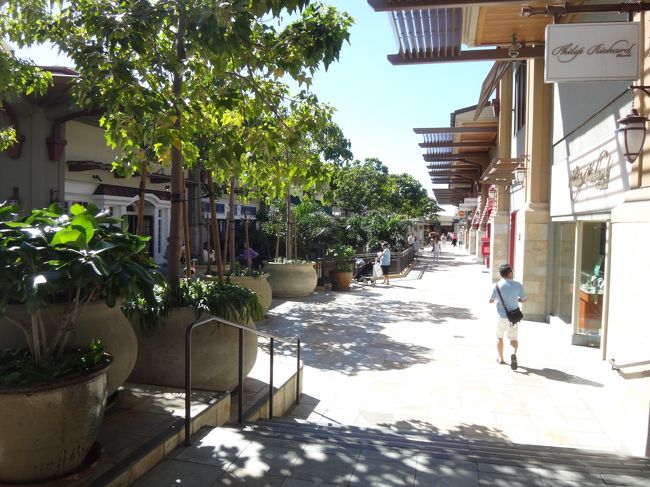 買うものは無いのでアラモアナ内をウロウロと、デパート内を除きほぼ全て歩いたかな。好きだった食品スーパーがなくなってた。