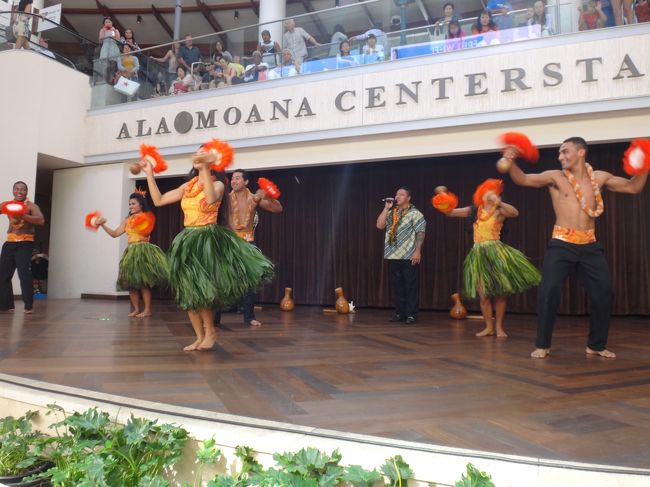 13時からはセンターステージでフラのショーを観覧した後、1時間位プラプラしてホテルへ戻る事に。<br />アラモアナは丸一日時間を割くといいと思います。ただし使えるお金がたくさんあれば。ですけど。