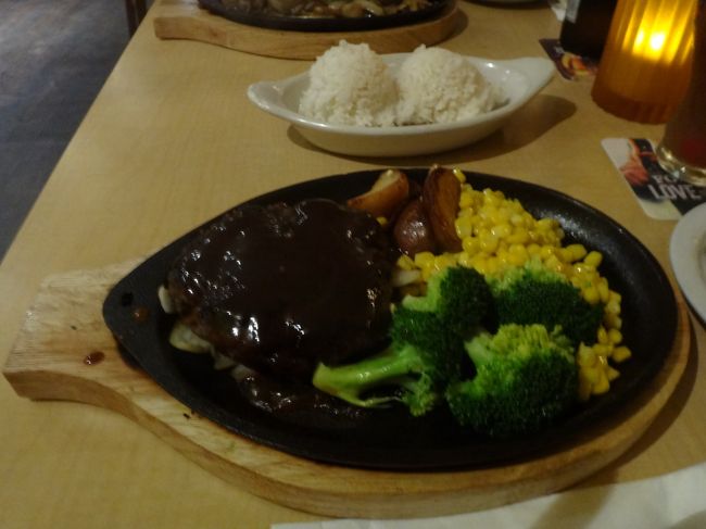 妻はハンバーグ。デミグラスソース。<br />こちらも日本人好み。ただデミグラスの味にもう少し深みが欲しい、、、