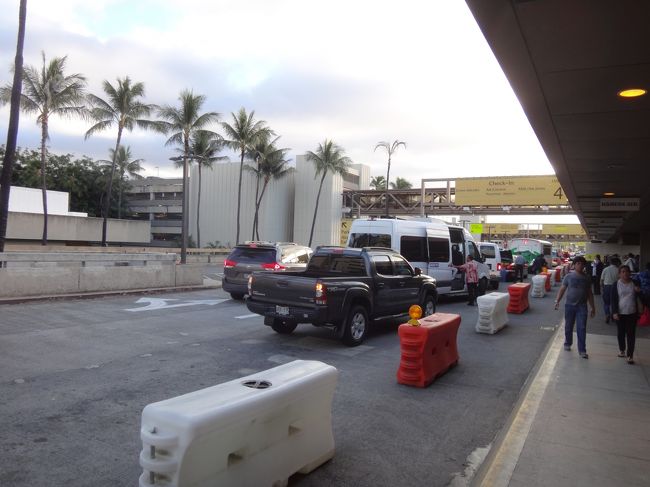 最終日はまた、チップ込みの定額タクシーを予約しておきました。DFSの2階にあるカード会社ラウンジで予約してくれます。<br /><br />空港はかなりの混雑。チェックインに30分、その後のセキュリティーチェックには30分以上かかった。ピーク時には早めの到着をお勧めします。