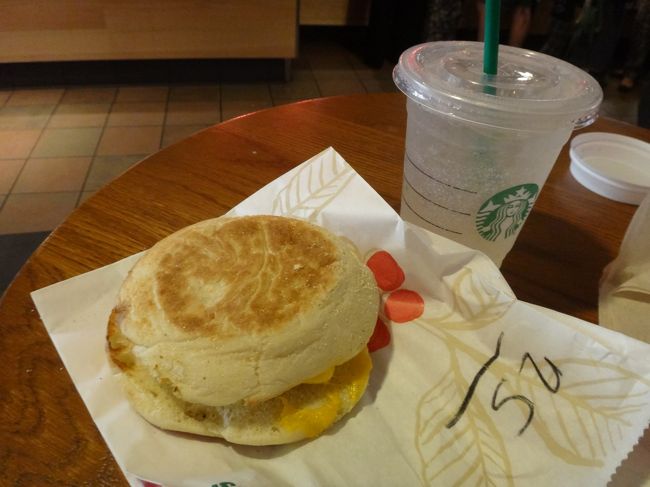 空港内のスタバで食べたマフィン。<br />うーん。レンジで温めて提供してくらますが中が冷たくてあまり美味しくない。