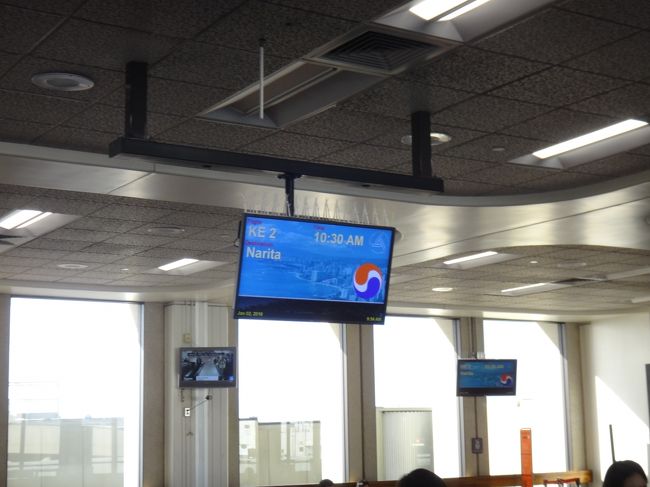 空港では余りゆっくり出来ませんでしたが搭乗時刻になりました。<br />日経航空会社だともう少し時間が遅い出発のものが多いです。但し値段も高い。