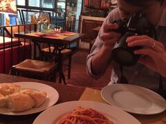 それから、昼過ぎに友人のオススメしてた、レストランでランチ。
ここのトマトパスタほんま革命的に美味しかった！