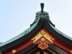 日枝神社　神門の向拝

ここにも猿の顔が図案化して使われているようです。