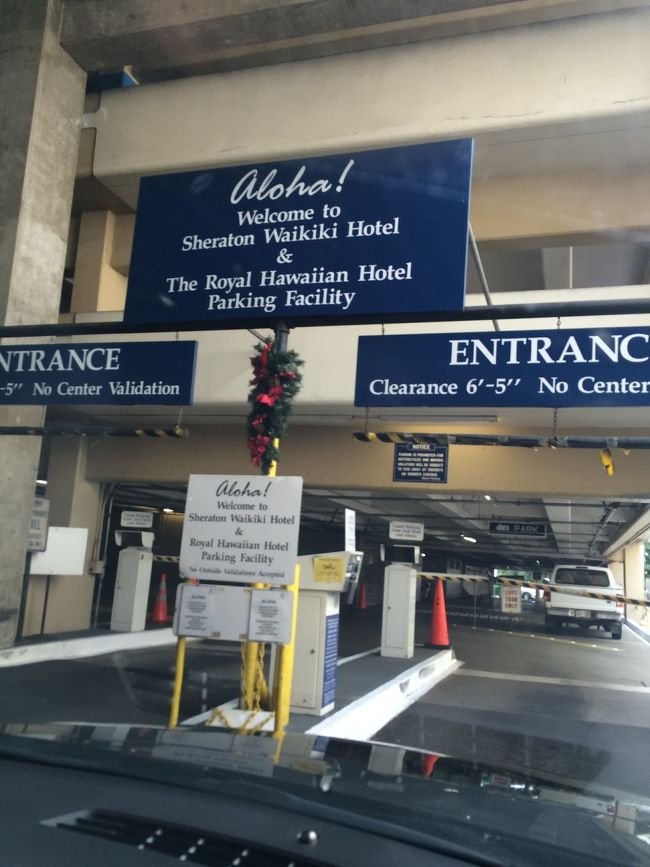 滞在中はこちらの駐車場に。<br />チェックインの際にパーキングチケットを提出すると、チェックインとチェックアウトの日付が記入された1枚の用紙を貰えます。それを駐車場から出たい時にパーキングチケットと一緒に見せます。1枚の用紙は滞在中は何度も利用する為保管。<br /><br />パーキング(セルフのみ。バレーパーキングは別途)の料金は、シェラトンワイキキの場合、リゾートフィーの中に入っている為、いちいちパーキング料金を支払わなくてもどちらにしろ、リゾートフィーから取られているので、中に組み込まれていた方がレンタカーを利用する人にしたらラッキーなのかも。