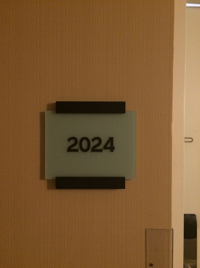 今回も予約時にいくつかリクエストを出していて。。<br />今まで大体リクエスト通りにしてもらえてきたので今回も大丈夫だろうと、呑気に考えていたら。。<br />エレベーターを降りて、部屋に向かおうとした時に気づいてしまった。。<br />これは、、いつものダイヤモンドヘッド側ではない‼?<br /><br />まさか‼?