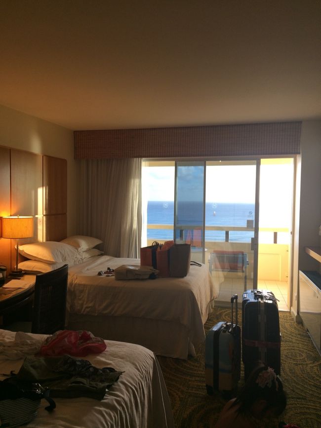 やっぱり。。<br /><br />オーシャンフロントなのだけど、こちらはオーシャンフロントタートルビュー。。<br /><br />Hawaiiに来た楽しみの１つが、朝、夜寝る前にのんびりラナイに出てダイヤモンドヘッドとワイキキの街の風景をボケ〜っと見る事。<br /><br />それが、これじゃあ、楽しみが半減してしまいあまりにもこれから先テンションが上がらない。。<br /><br />パパが見兼ねて、フロントへ相談へ行ってくれました。。<br />