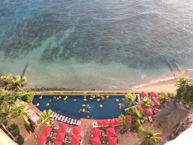 下は16歳以上のホテルゲストのみが利用可能なインフィニティ・エッジ・プール。 オレンジ色の大っきなエアークッションの様な浮き輪代わりの物に乗ってみんなプカプカしてます。笑<br />これ、1人だとなかなかうまく乗れなくてしかも、1人で落ちたり、、<br /><br />キッズが利用可能なプール、ヘルモア・プレイグラウンドはロイヤルハワイアン側にあります。