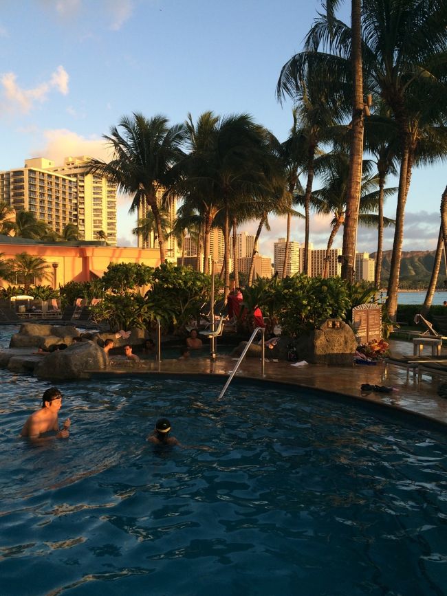 短時間でもどうしても少しPoolで遊びたいとの事でパパ、娘はPoolへ。<br />ママは少し部屋でのんびりしてから、Poolを見に行くと、楽しんでる〜