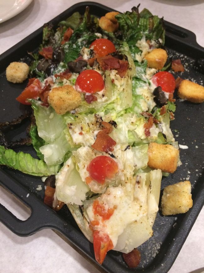 まずはシーザーサラダ。<br />鉄板に乗っている為レタスが少し焼いてあるんだけど美味しかった。