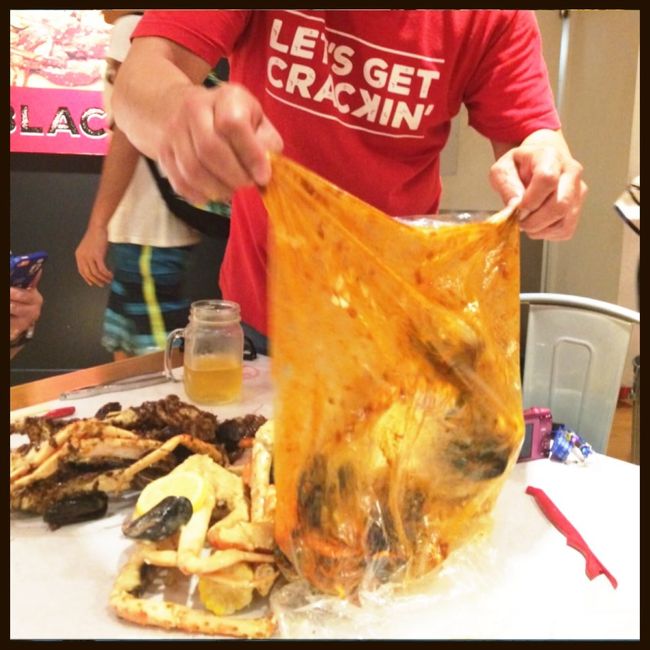 そして、お目当のこちら。<br />全部の味が楽しめるクラッキン・キッチン・スペシャル・コンボ。<br />レッド、ブラック、ホワイトの3種類のソースが楽しめる。<br />