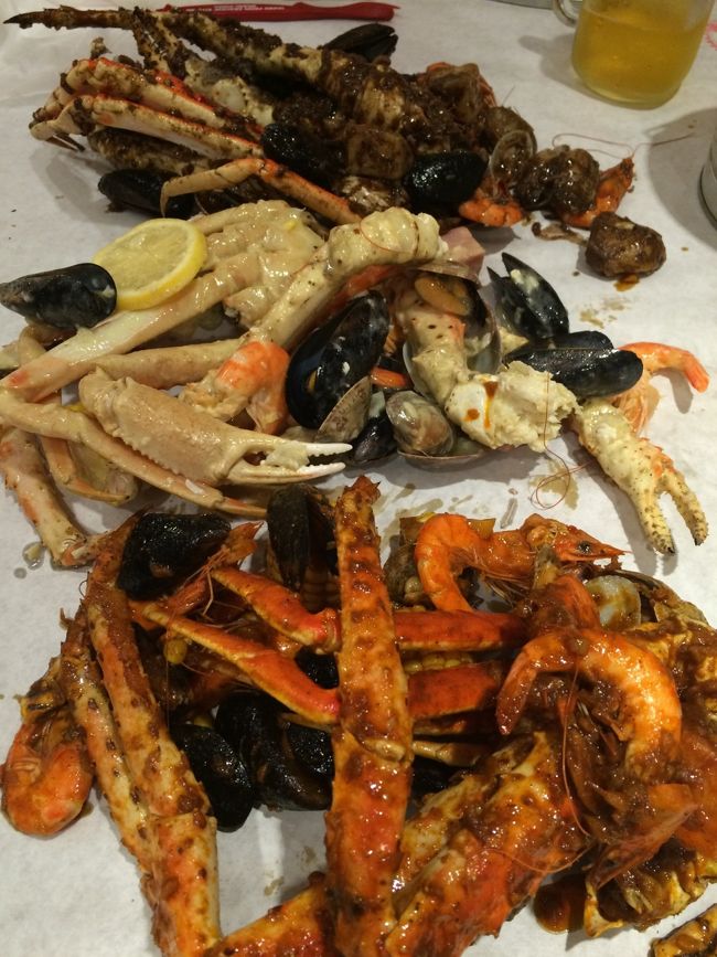 奥からーブラックーハワイ産カカオ、黒胡椒、黒ごまのこくのあるソース。<br /><br />真ん中ーホワイトーマウイオニオンをベースにレモンバターフレーバー。<br /><br />手前ーレッドーハワイアンチリのケイジャンスペシャルフレーバー。<br /><br />母娘のお気に入りは真ん中のホワイト。 ひたすら無言でカニ。笑