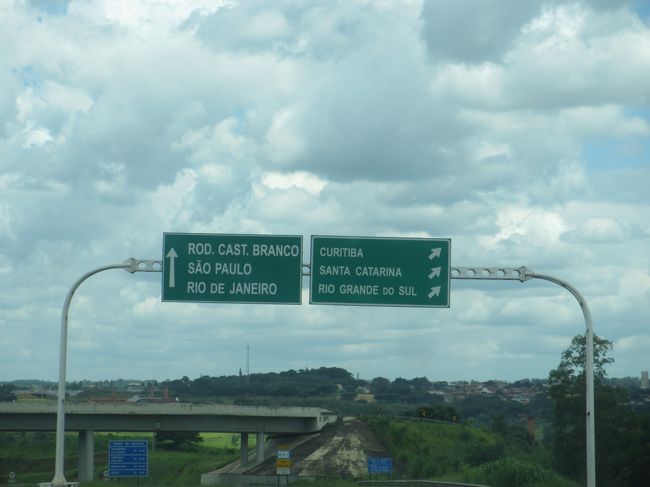 いつもは凄く大きなパラナパネマ川が<br />　オウリーニョス付近では小川みたいに小さくて<br />　　うっそ〜ん、てな感じで一瞬で通り過ぎてオウリーニョス<br />　　　<br />州境がどれか分からず終いでアッという間にサンパウロ州<br />　それも自動的にカステロブランコ方向に入ってる<br />　　物凄く分かり易くて、今までのアシス回りの苦労は何だった？？<br /><br />