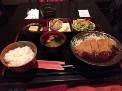 東向商店街のやまと庵というお店でランチ。
やまとポークロースカツ膳1,080円。
他にも茶がゆとか、奈良っぽいメニューが多い。