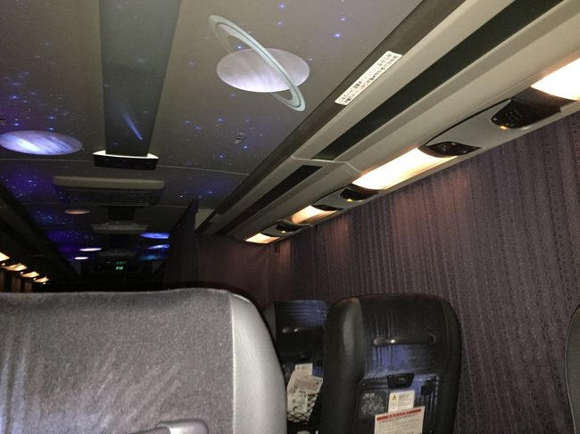 京成バスと奈良交通の共同運行「やまと号」。天井に星空の絵。<br />独立三列シートだったので割とゆったりしてたし、エアー枕を持って行ったので首は楽だったけど、やっぱりちょっと腰が疲れた。<br />でも片道だけなら夜行バスもありだと思った。