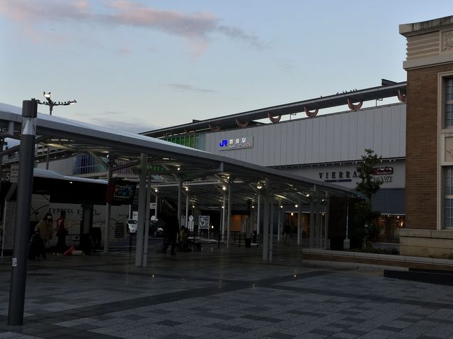 朝7時ごろJR奈良駅に到着。まだ薄暗く、人も少ない。