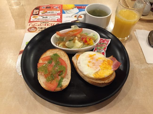 三条通りのガストで朝食。駅周辺で朝7時から開いているのは、コンビニとここくらいみたい。