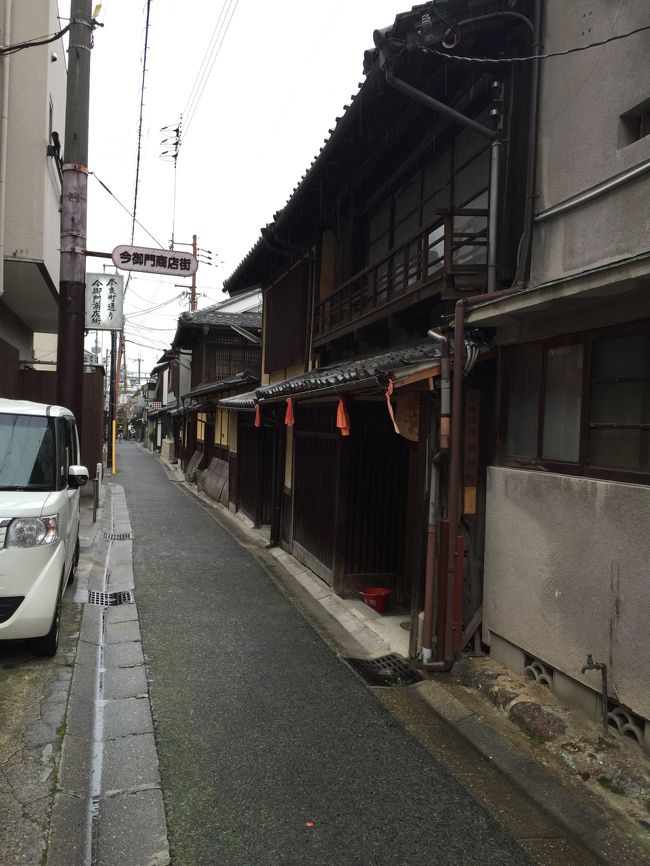 奈良町の細い路地。こんなところにも車が入ってくるのでビックリ。