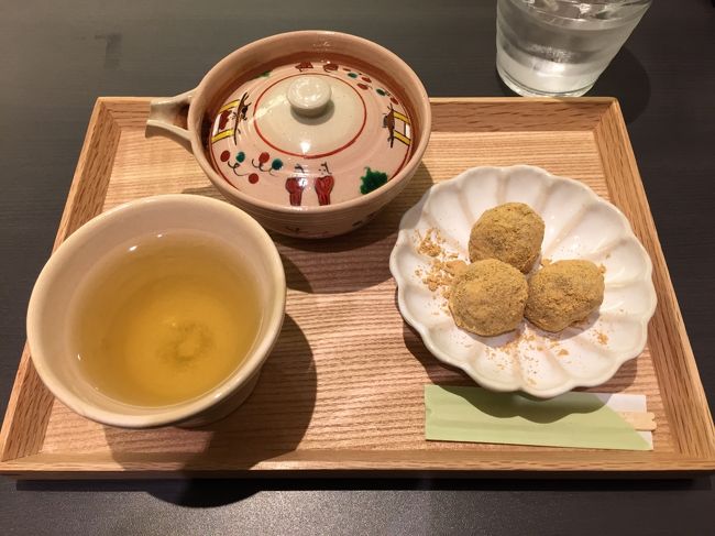 アーケード街をしばらくウロウロした後、早めにホテルにチェックインして休むことにした。雨だし、朝7時から活動しているし。<br />途中、三条通りの菊屋という和菓子屋さんで休憩。奥が喫茶スペースになっている。<br />御城之口餅、煎茶付きで450円。お茶はお代わり用の急須もついてきて嬉しい。