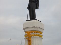 タオ・スラナーリー像（クン・ヤー・モー）がある。