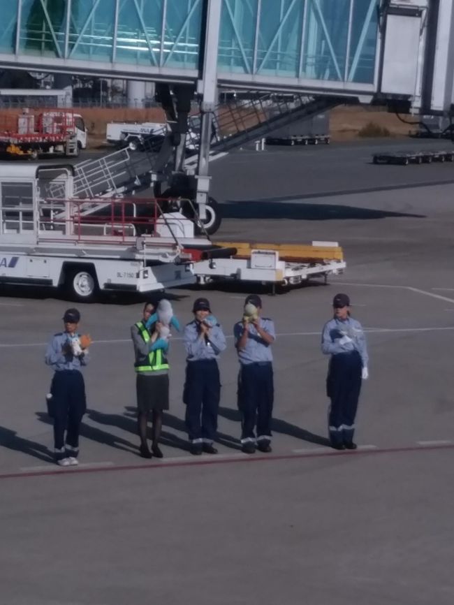 保安検査も通過し、着席し離陸準備ができたので地上係員の見送りです。