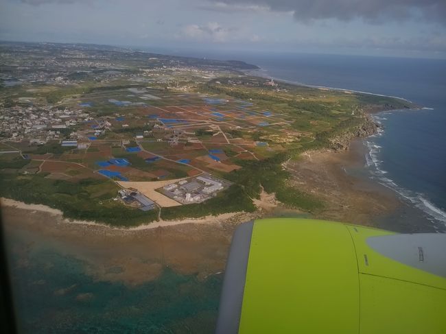 機内ではほとんど寝ていました。<br />那覇空港に向かう南からのアプローチです。