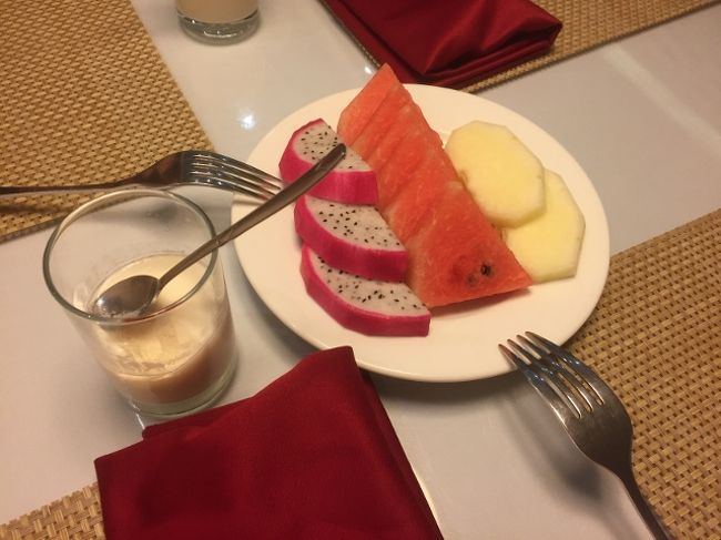 2日目<br />ホテルの1階で朝食。<br />メニューにあるものをどれだけ注文してもＯＫ！<br />まずはヨーグルトとフルーツ。