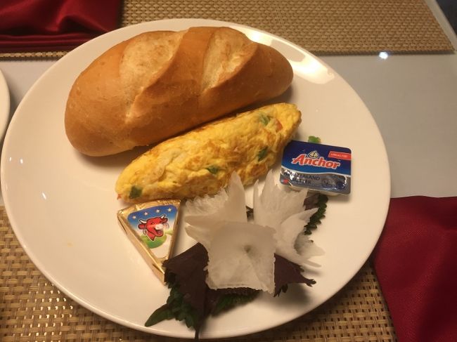 ベジタブルオムレツ。<br />もれなくパンやチーズがついてくる。<br />明らかに多い。