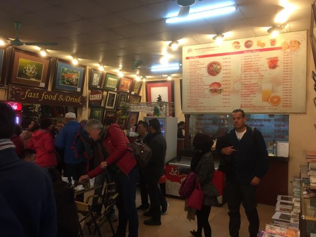 チャンアンに向かう途中のトイレ休憩。<br />お土産屋とカフェが併設。<br />押し売りされたり監禁されたりはいっさいなし。