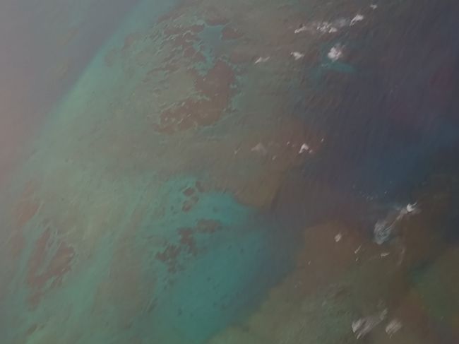 石垣島に近づいてきました。那覇と比べて海の色が全然違います。