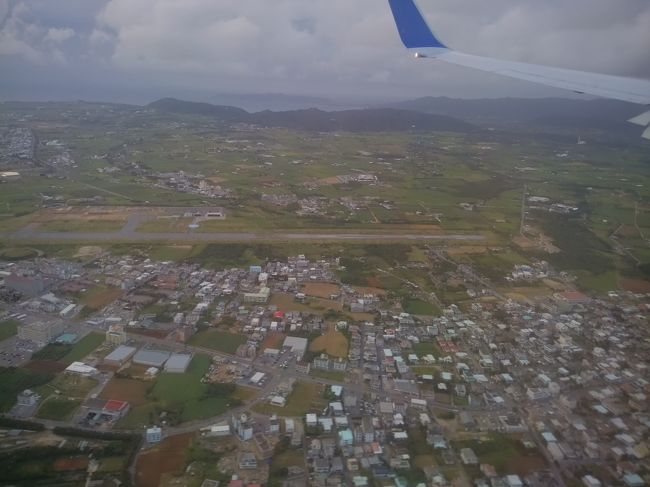 石垣島上空です。<br />石垣島には約5万人が住んでいるそうです。なので高い建物はありません。