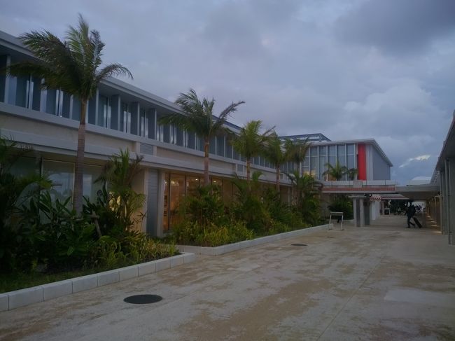 新石垣島空港です。<br />バスに乗るまでに時間があったので空港周辺を散策です。新しい空港ですのでかなり綺麗です。