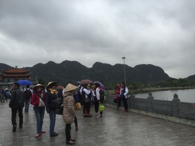 チャンアンに到着。<br />霧雨が降り肌寒い。<br />登山用のレインウェア上下を持ってきて大正解。<br />周囲の景色はこんな形の山だらけです。
