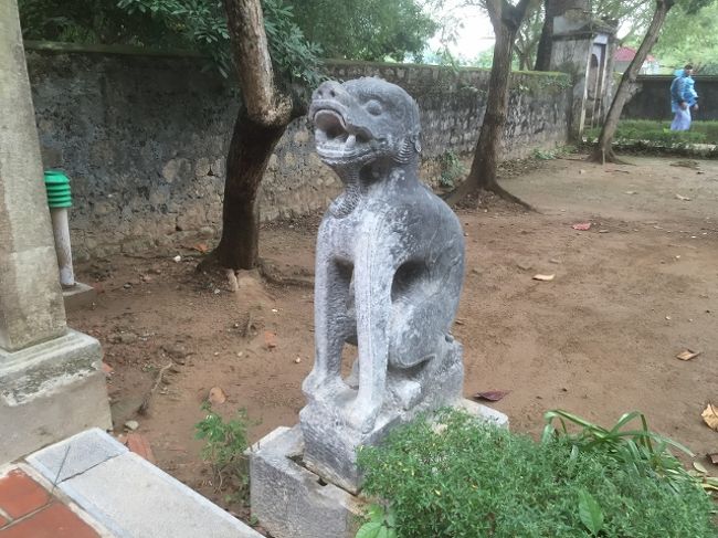 スリムというかちょっと貧相な狛犬的なやつ