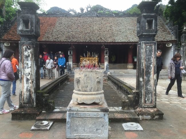 真ん中に香炉がある