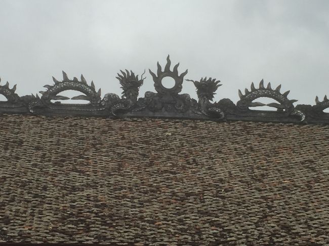 屋根の上の装飾も龍