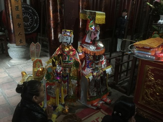 ちょうどベトナむの女性がお経をあげていました