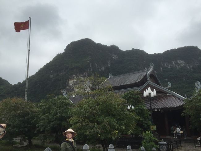 バスで少し移動してこの建物で食事、その横に乗船場があります。