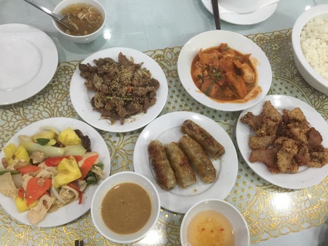 そして昼食はこういった感じ。<br />左上がこの地の名物のヤギの炒め物。<br />マトン大好きなのでこれも美味しくいただきました。<br />ご飯はぼそぼそでしたが、スープが2種類あって、さらっとしたスープをかけると食べやすくなります。<br />飲み物だけ別料金。<br />お茶が1万ドンでした。