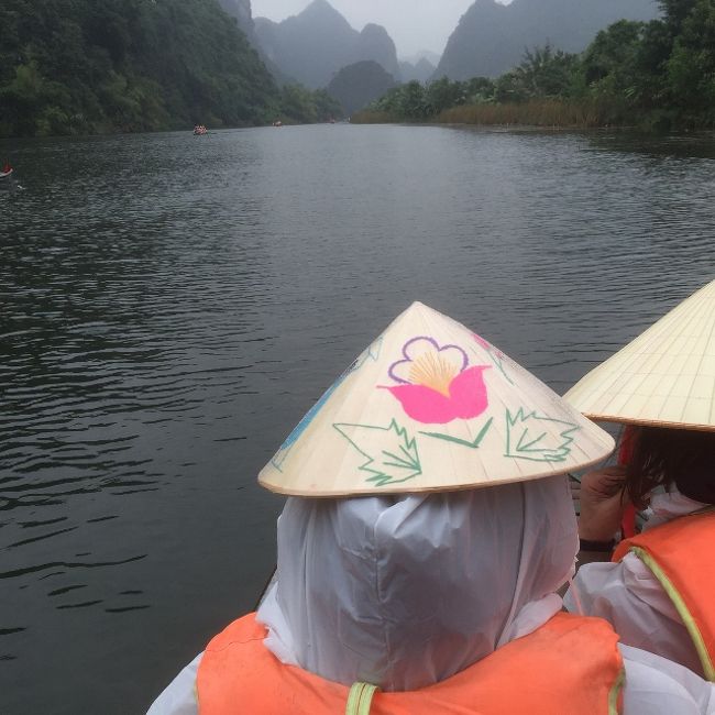 霧雨が降るので雨対策が必要でした。<br />私たちは登山用レインウェアと折りたたみ傘でしたが、<br />前の親子は100円ビニールポンチョとベトナム傘。<br />着用が義務付けられているライフベストがけっこう温かい。<br />夏は暑いかも。