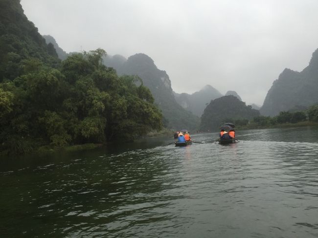 ゆるやかに流れる川を下っていきます。<br />ボートの一番後ろにおばちゃん船頭さんが乗って漕ぎます。<br />まれに櫓を足で漕ぐ人がいます。