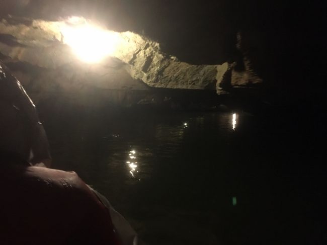 川下りのメインイベント、洞窟下り。<br />場所によっては完全に伏せないと危険です。<br />ボートはすぐに止まれないので注意が必要。